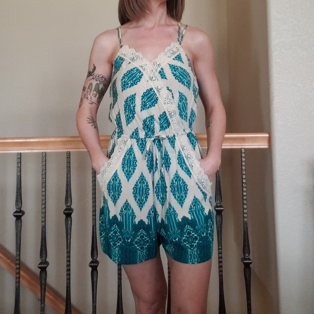Teal and Cream Strappy Romber